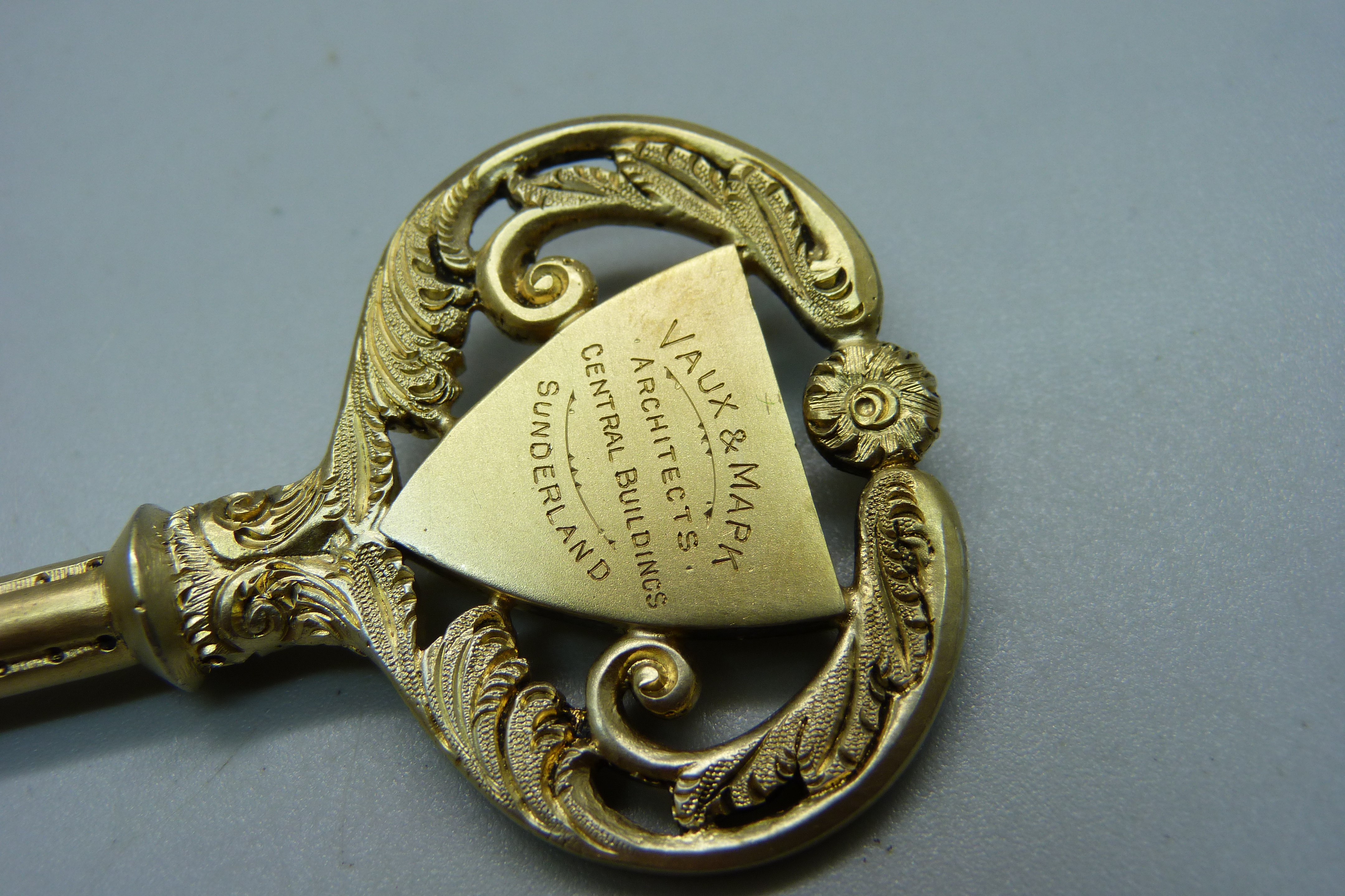 A silver gilt key in original fitted case, Birmingham 1911, with inscription, 43g - Image 3 of 5