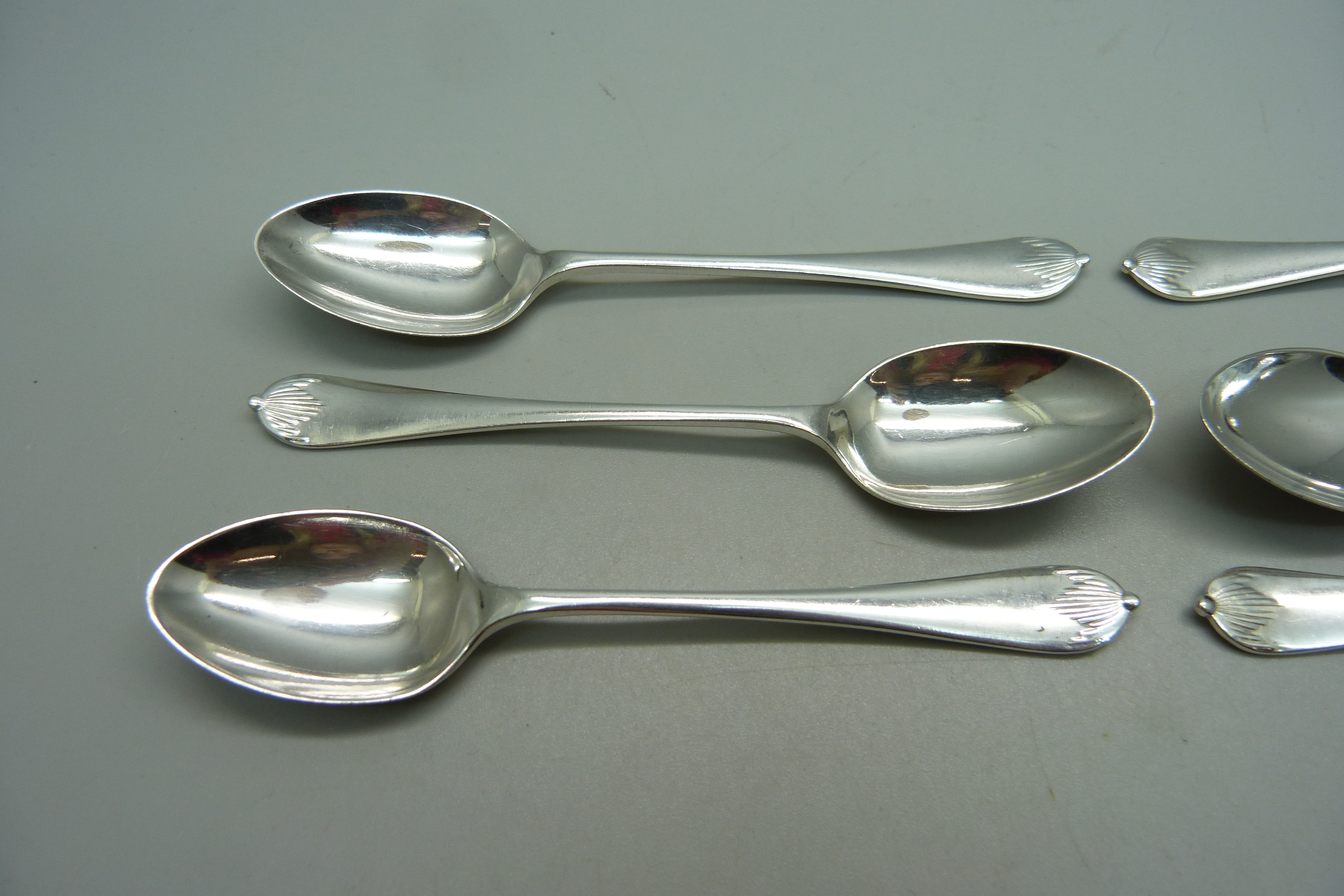 Six silver spoons, Queen Anne pattern, Sheffield 1926, 72g - Image 2 of 3