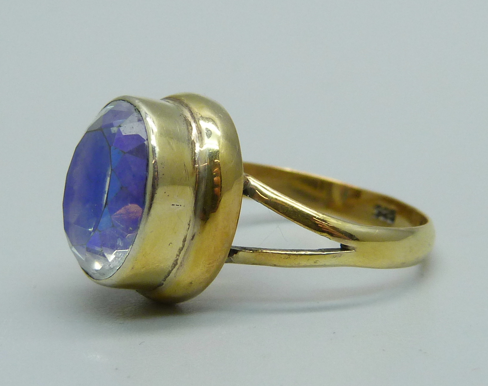 A silver gilt and mystic quartz solitaire ring, Q - Image 2 of 3