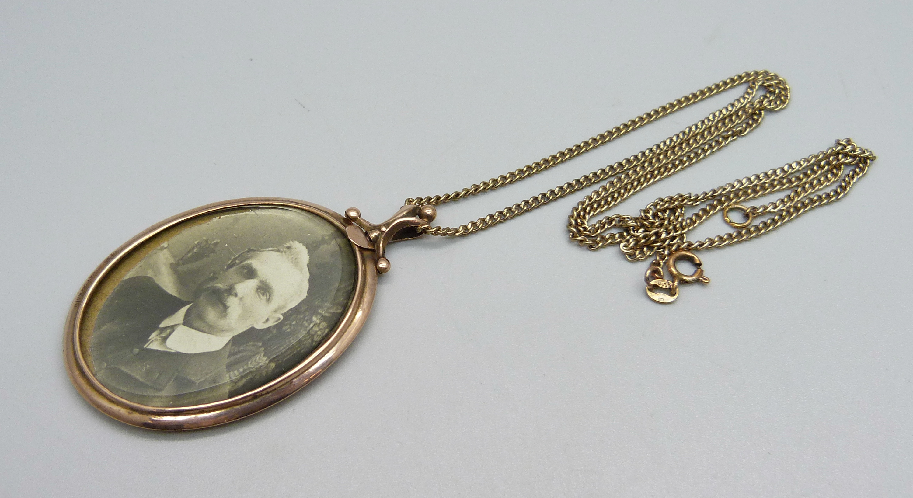 A Vicci 9ct gold pendant and chain