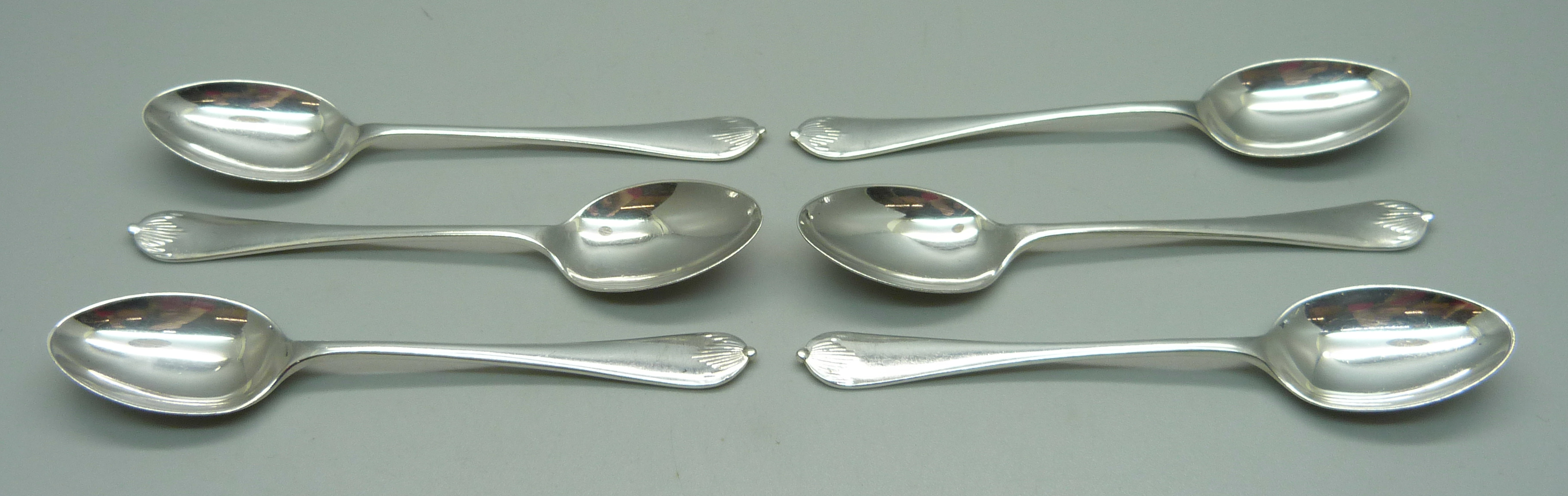 Six silver spoons, Queen Anne pattern, Sheffield 1926, 72g