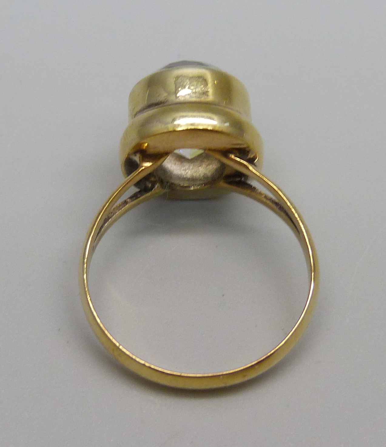 A silver gilt and mystic quartz solitaire ring, Q - Image 3 of 3