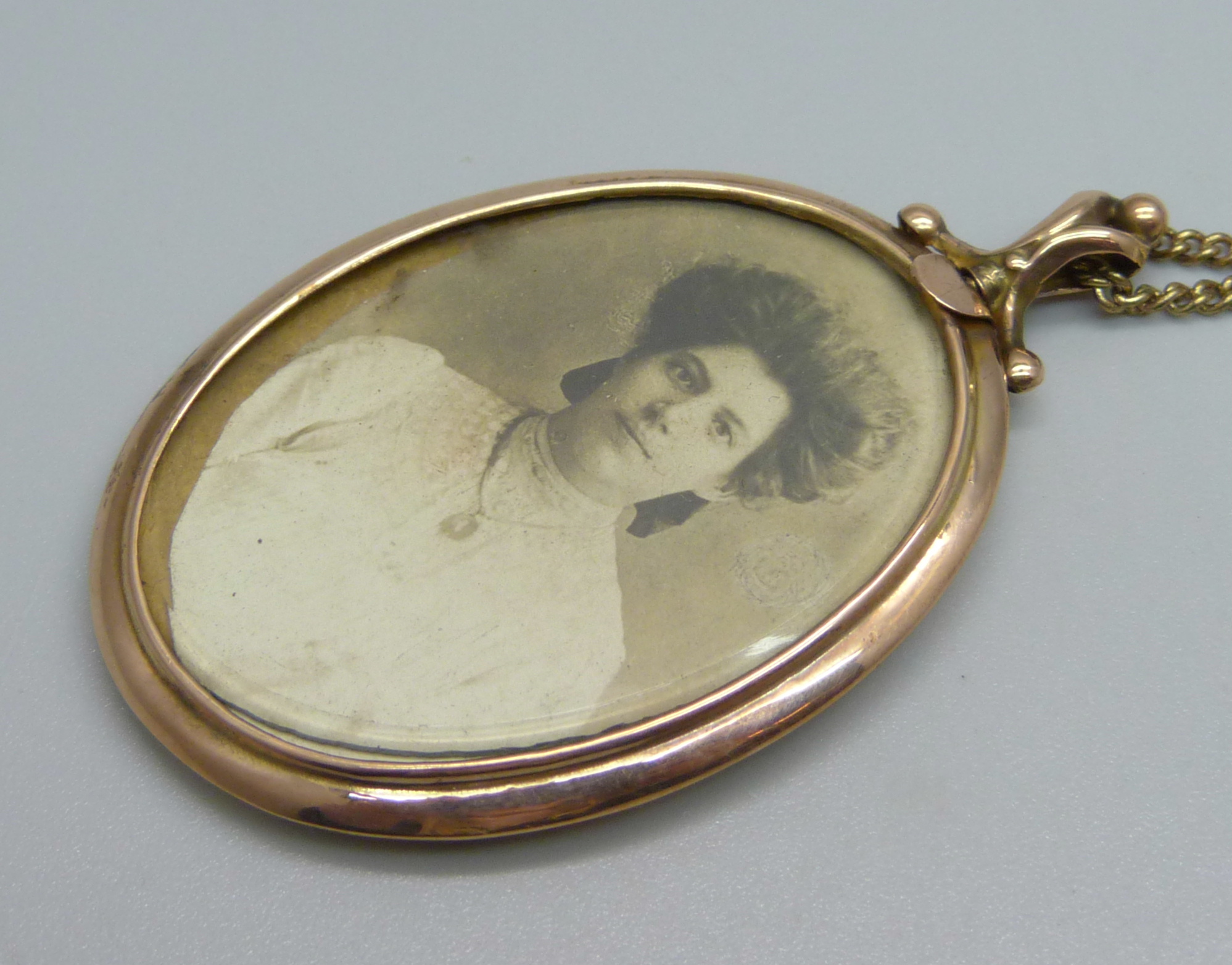 A Vicci 9ct gold pendant and chain - Image 3 of 3