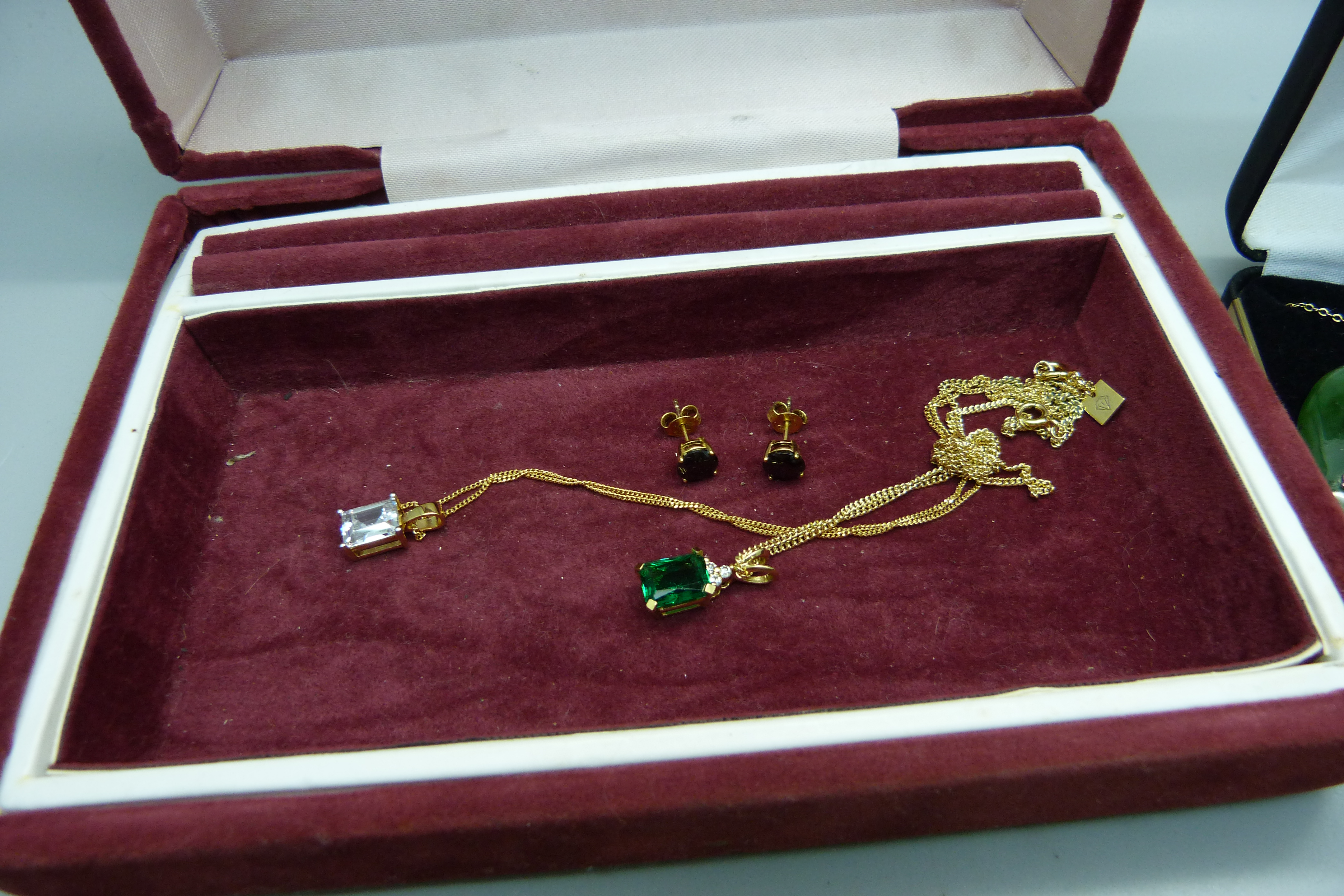 A jade pendant and other jewellery - Image 3 of 3