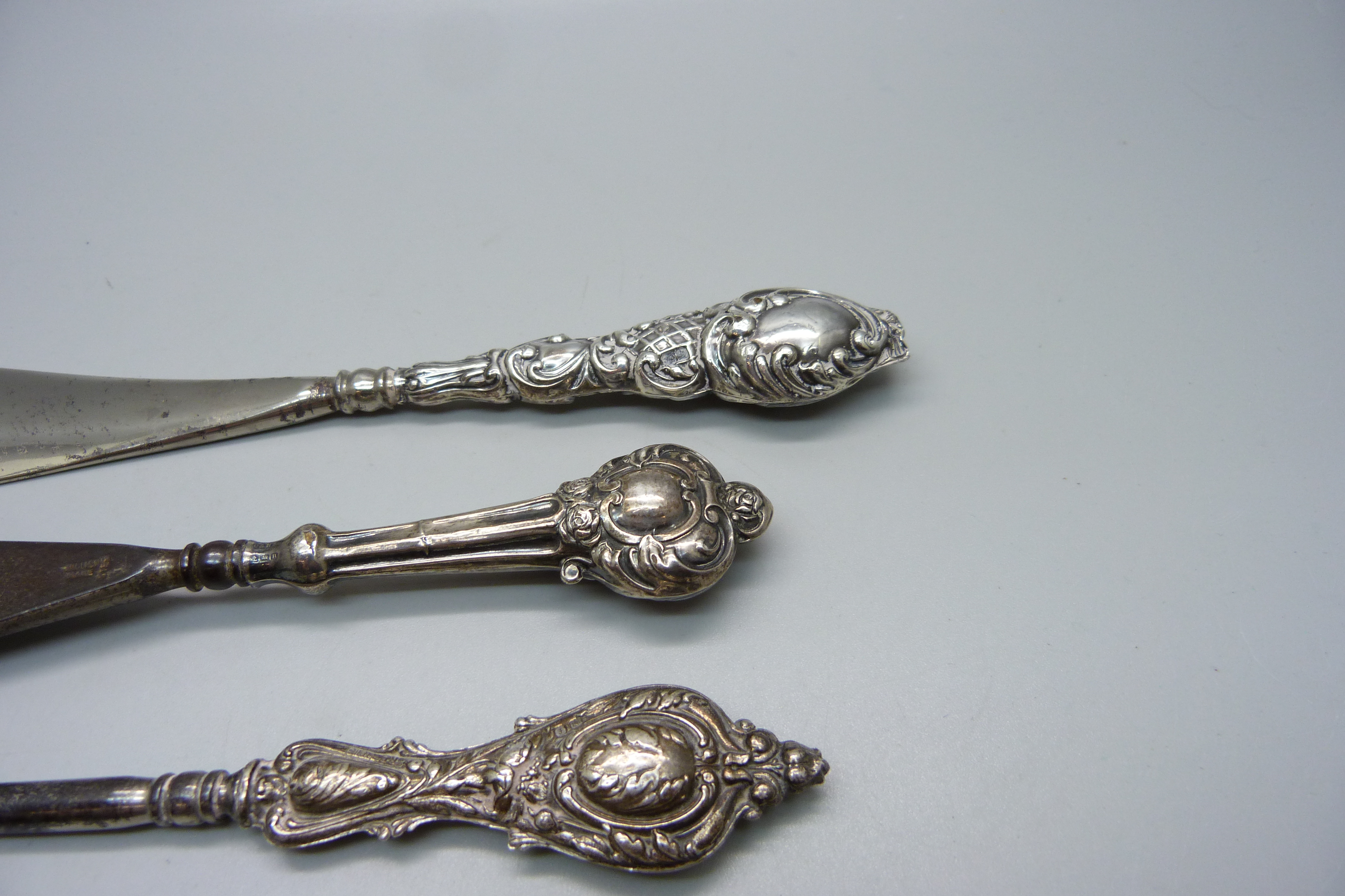 Two silver mounted shoe horns and two button hooks - Image 2 of 2