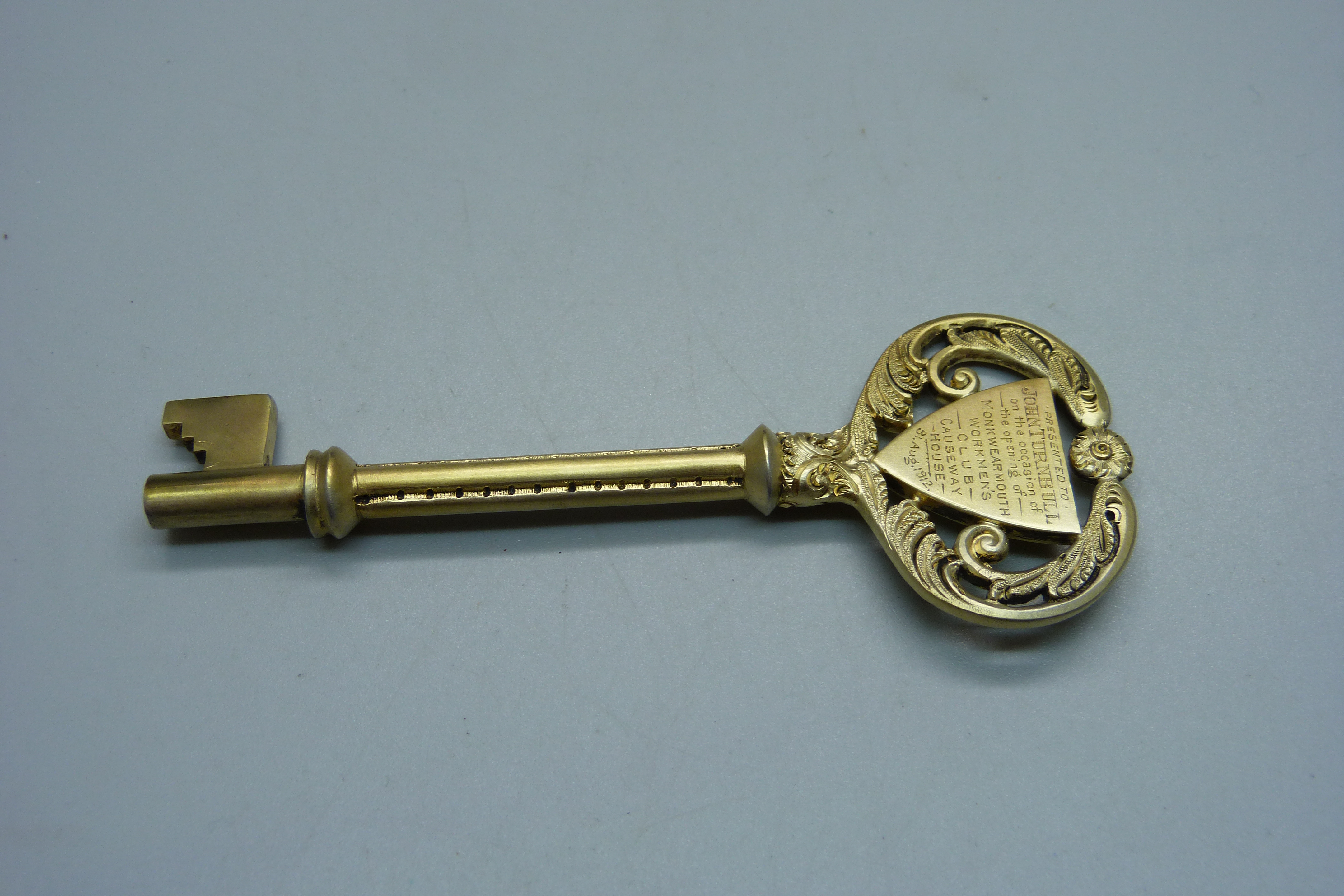 A silver gilt key in original fitted case, Birmingham 1911, with inscription, 43g - Image 4 of 5