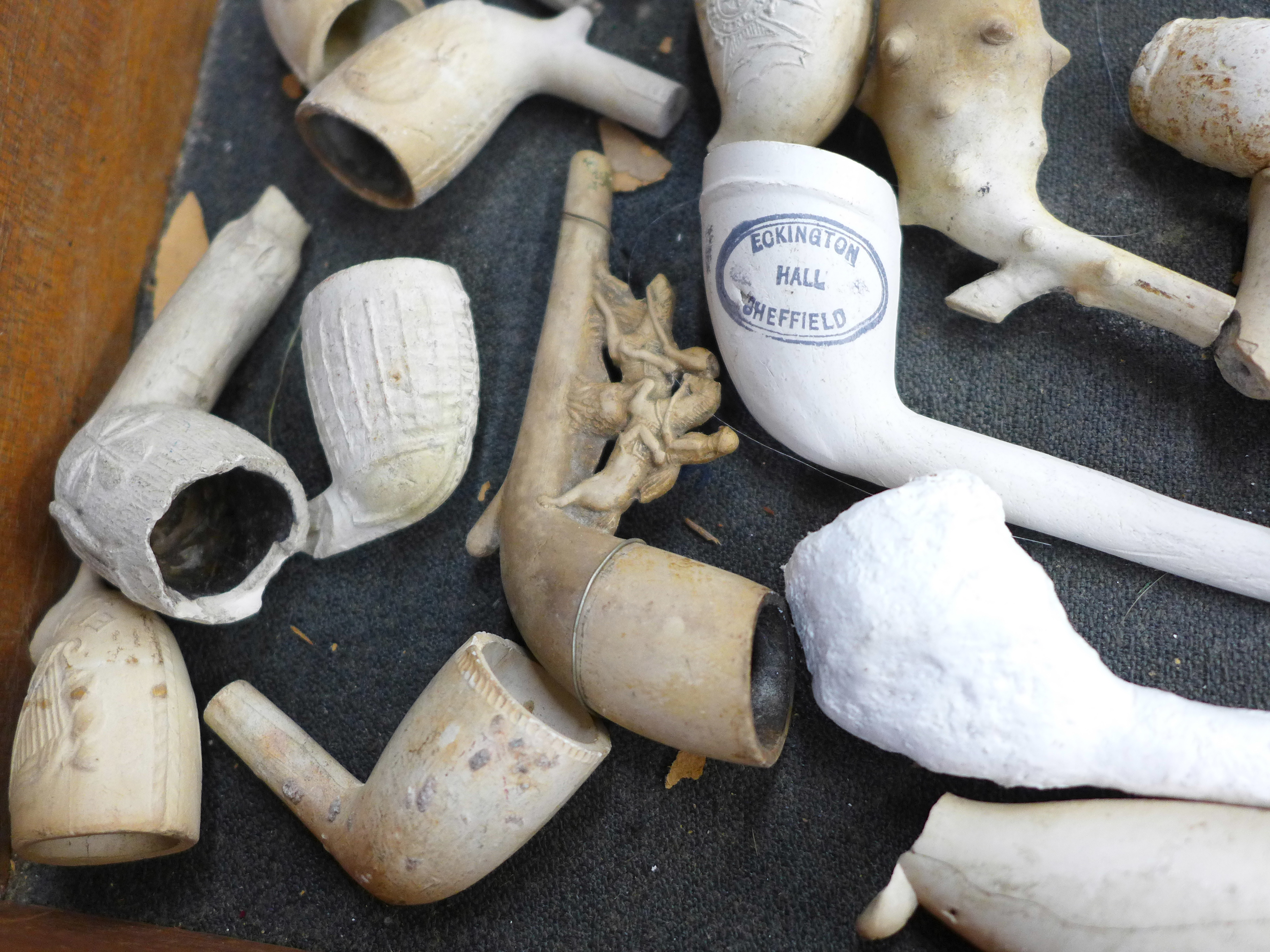 A box of clay pipes - Image 2 of 6