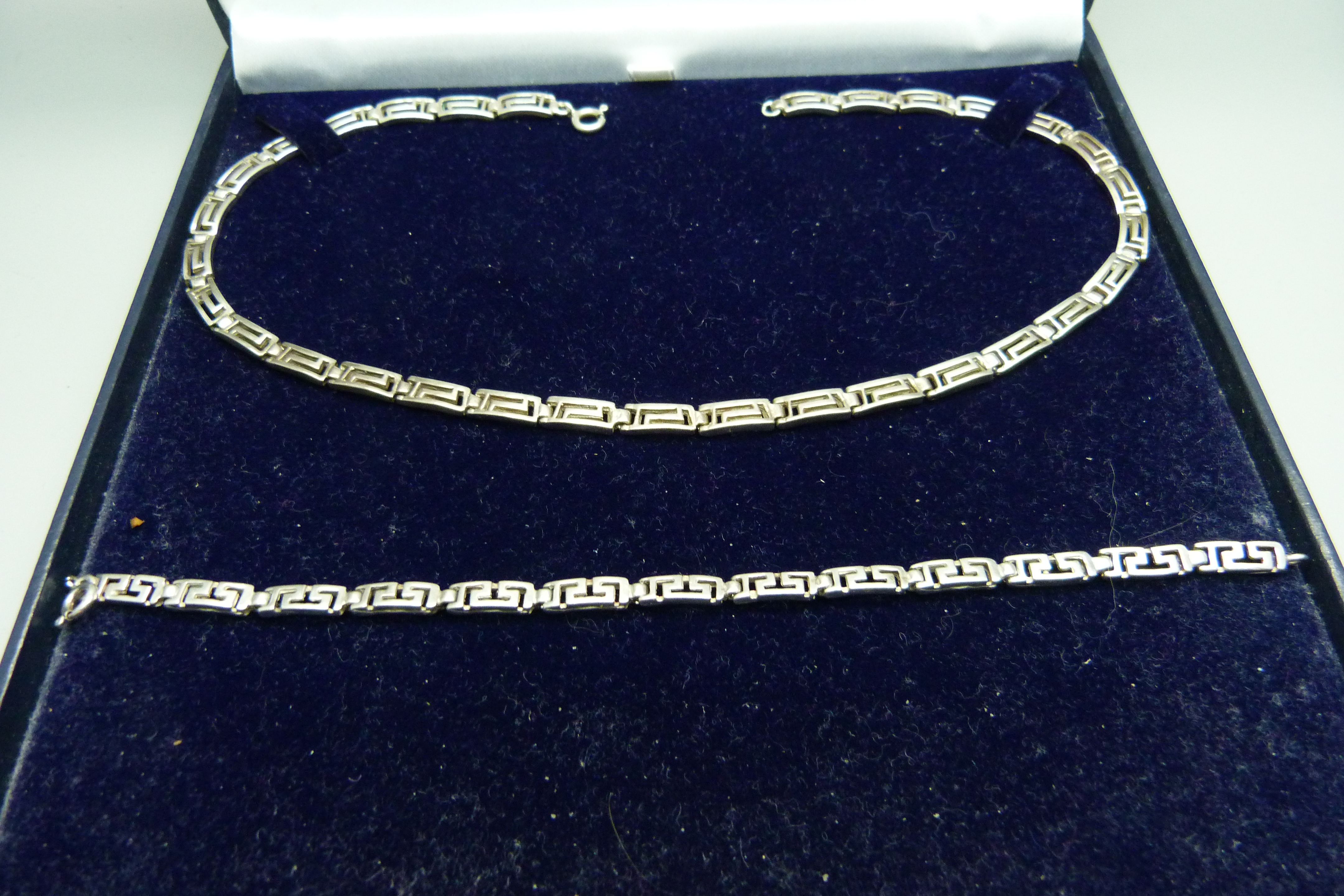 A silver necklace and bracelet - Image 2 of 2