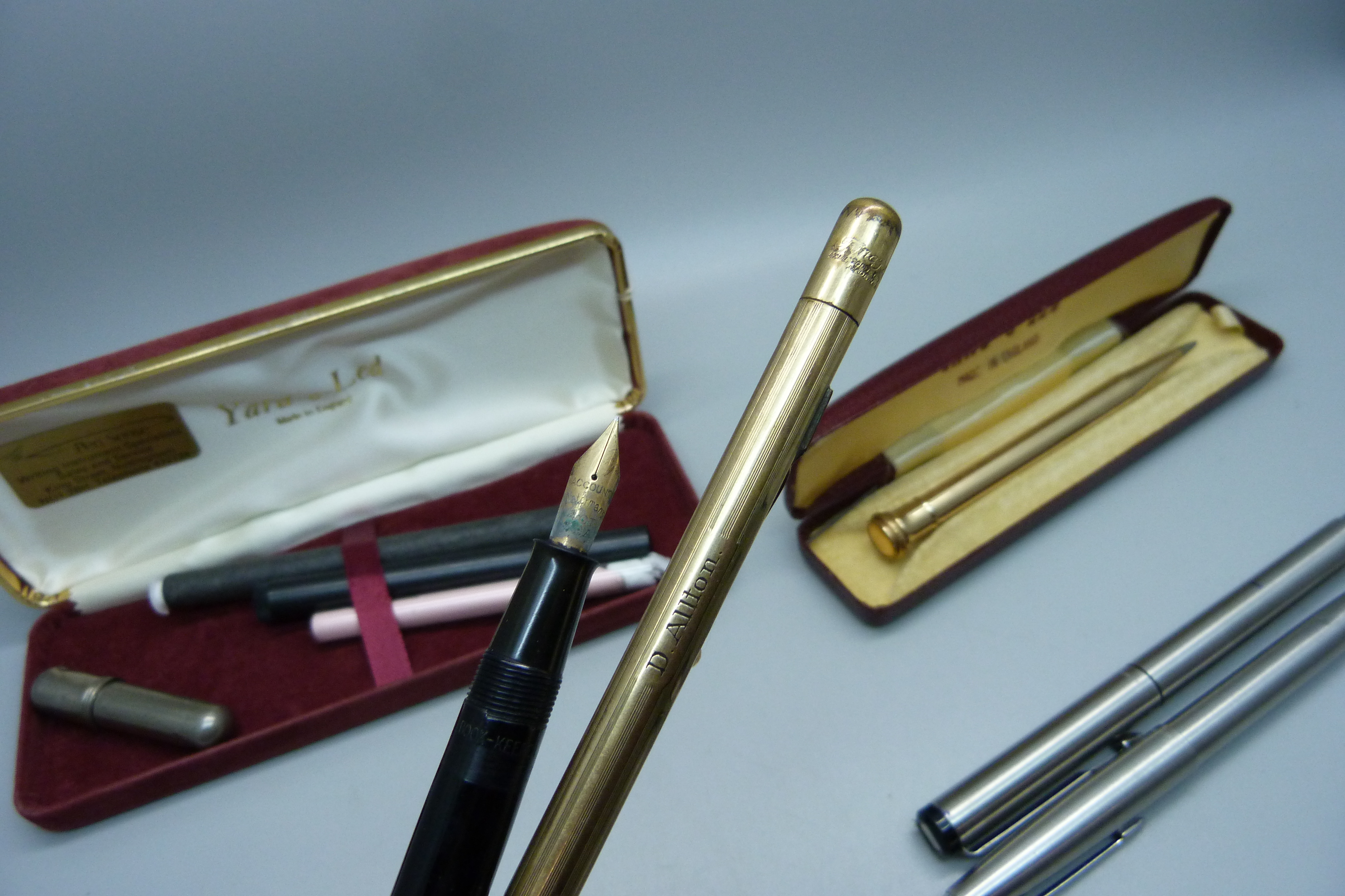 A collection of pens and pencils including a gold plated Fyne-Poynt pencil and Waterman's 503 - Image 4 of 4