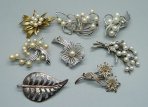 Six silver and silver gilt brooches and two unmarked filigree brooches, (8)