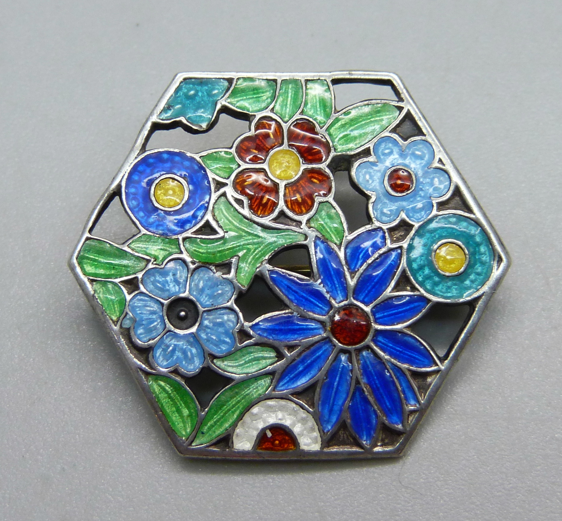 An Art Deco silver and enamel brooch by A.H. Darby & Son, Birmingham 1945, 30mm