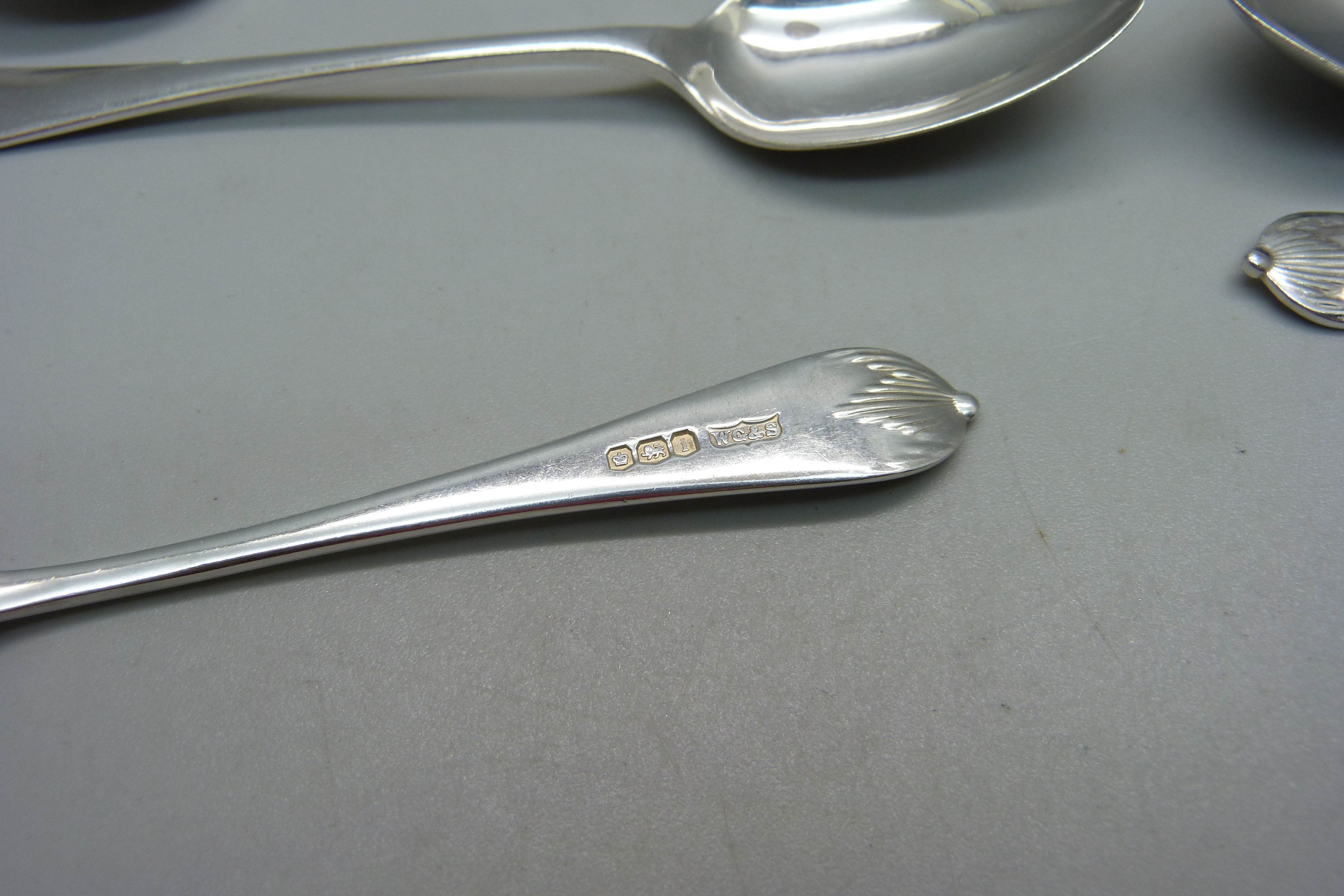 Six silver spoons, Queen Anne pattern, Sheffield 1926, 72g - Image 3 of 3