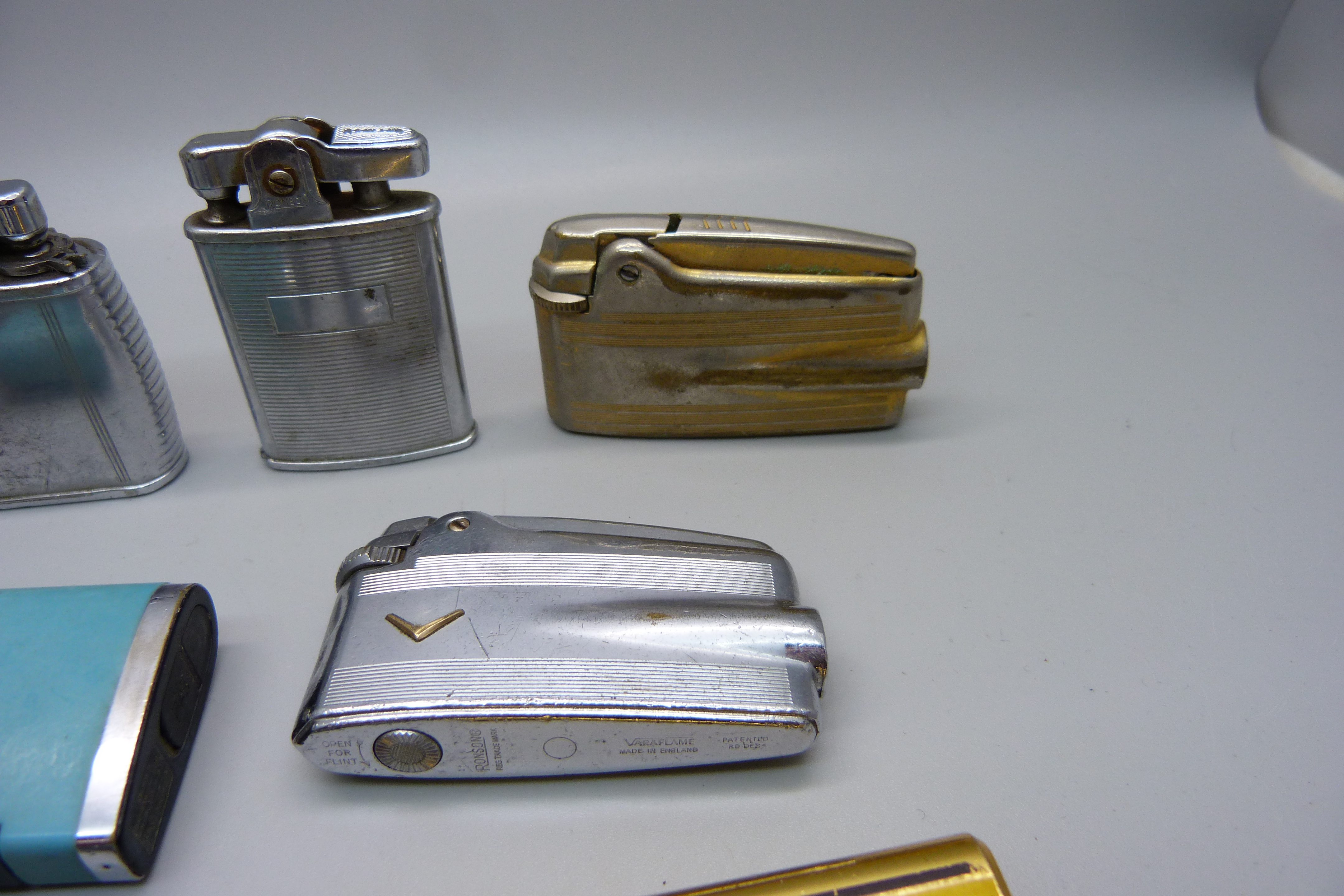 Twelve vintage 1960s Ronson lighters - Image 4 of 4