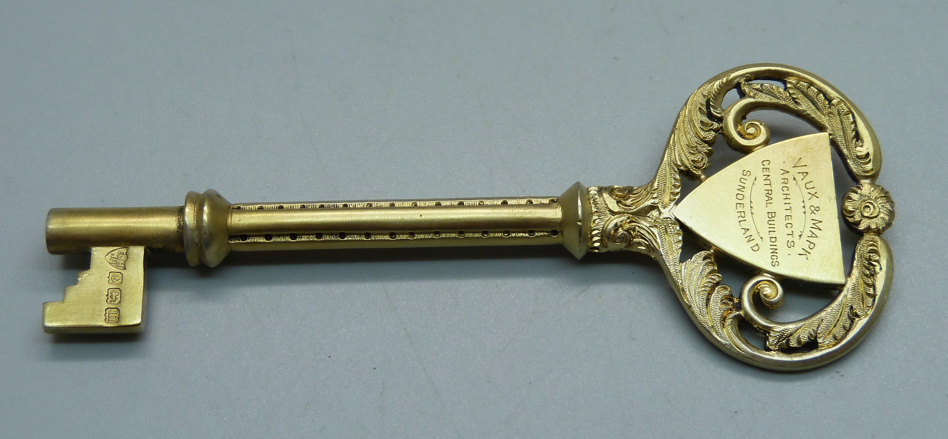 A silver gilt key in original fitted case, Birmingham 1911, with inscription, 43g - Image 2 of 5
