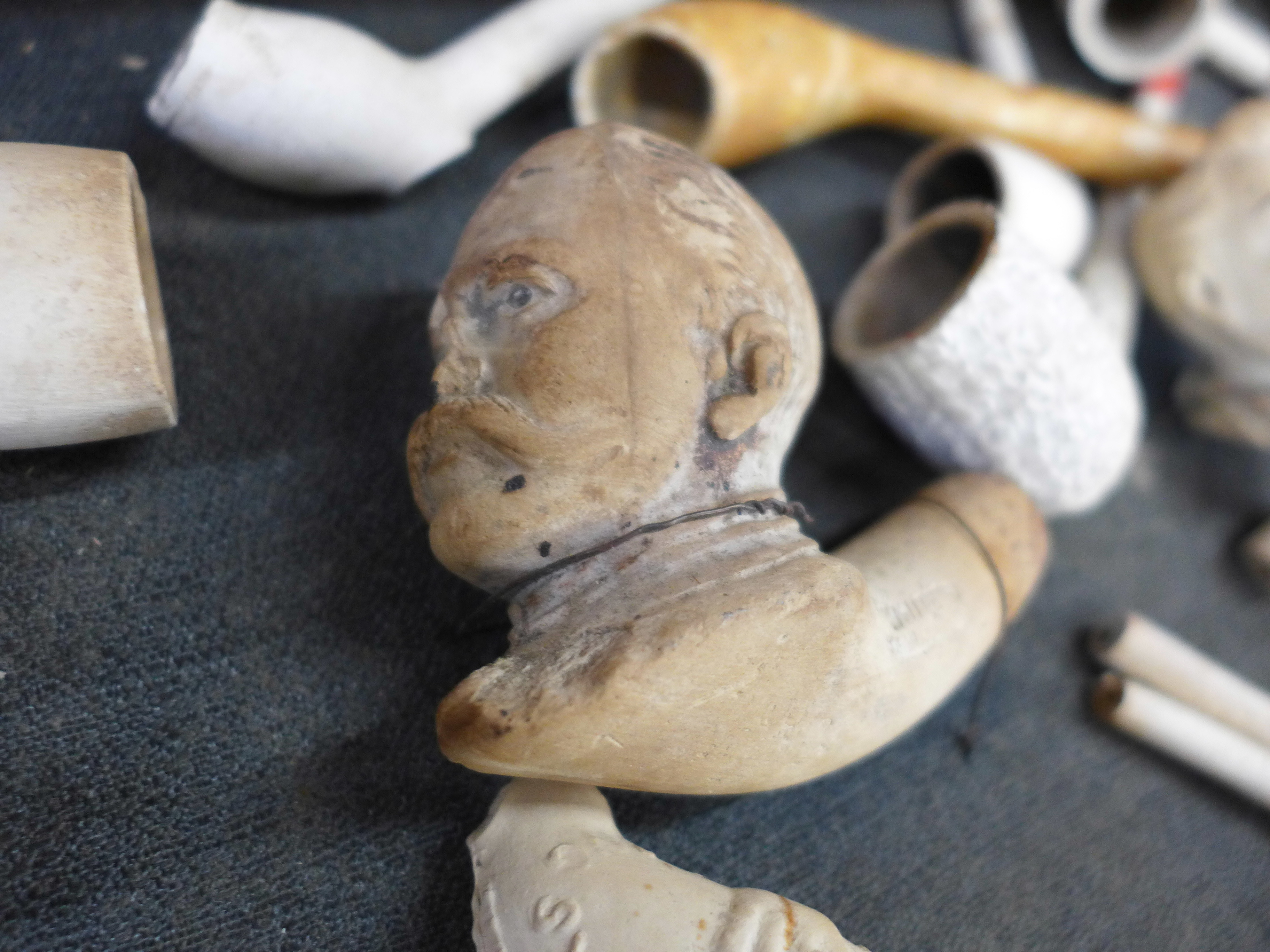 A box of clay pipes - Image 4 of 6