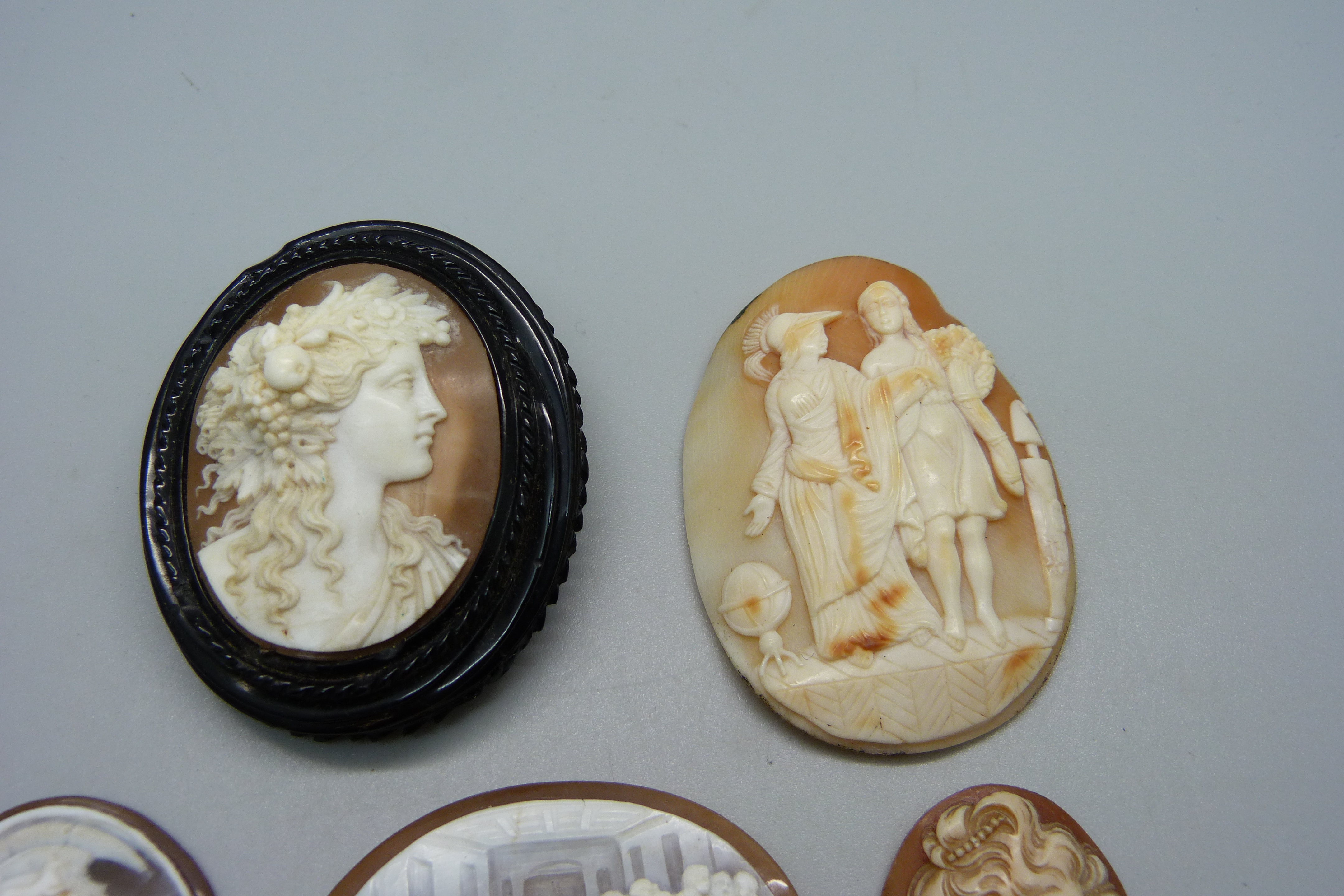 A cameo brooch and four unmounted carved cameos including The Last Supper - Image 4 of 5