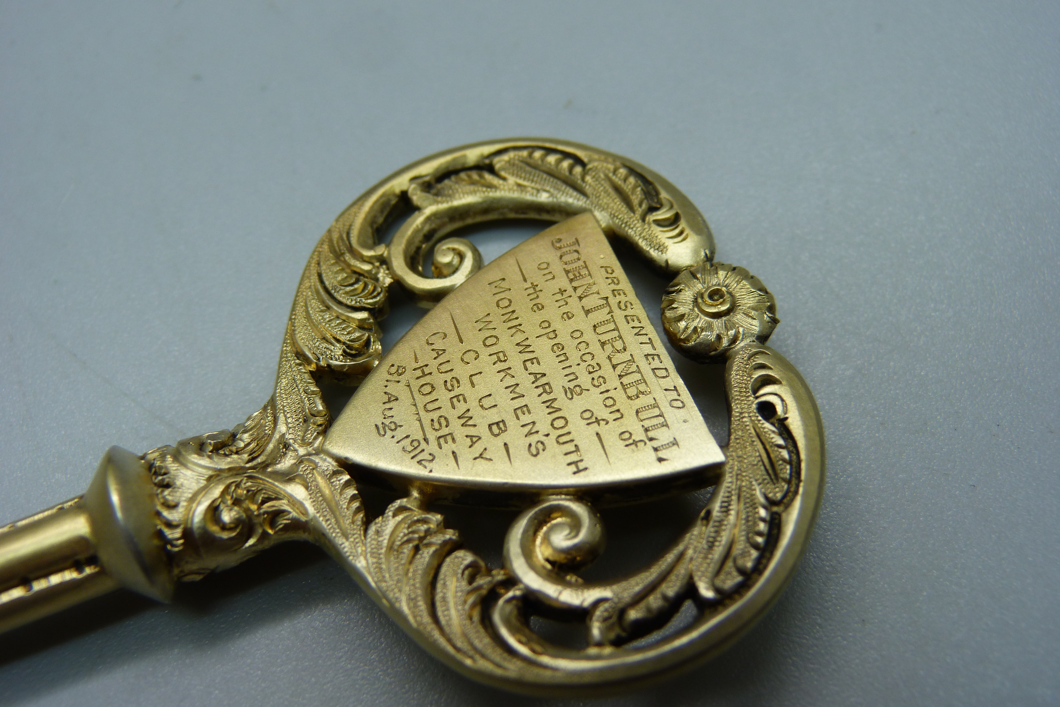 A silver gilt key in original fitted case, Birmingham 1911, with inscription, 43g - Image 5 of 5