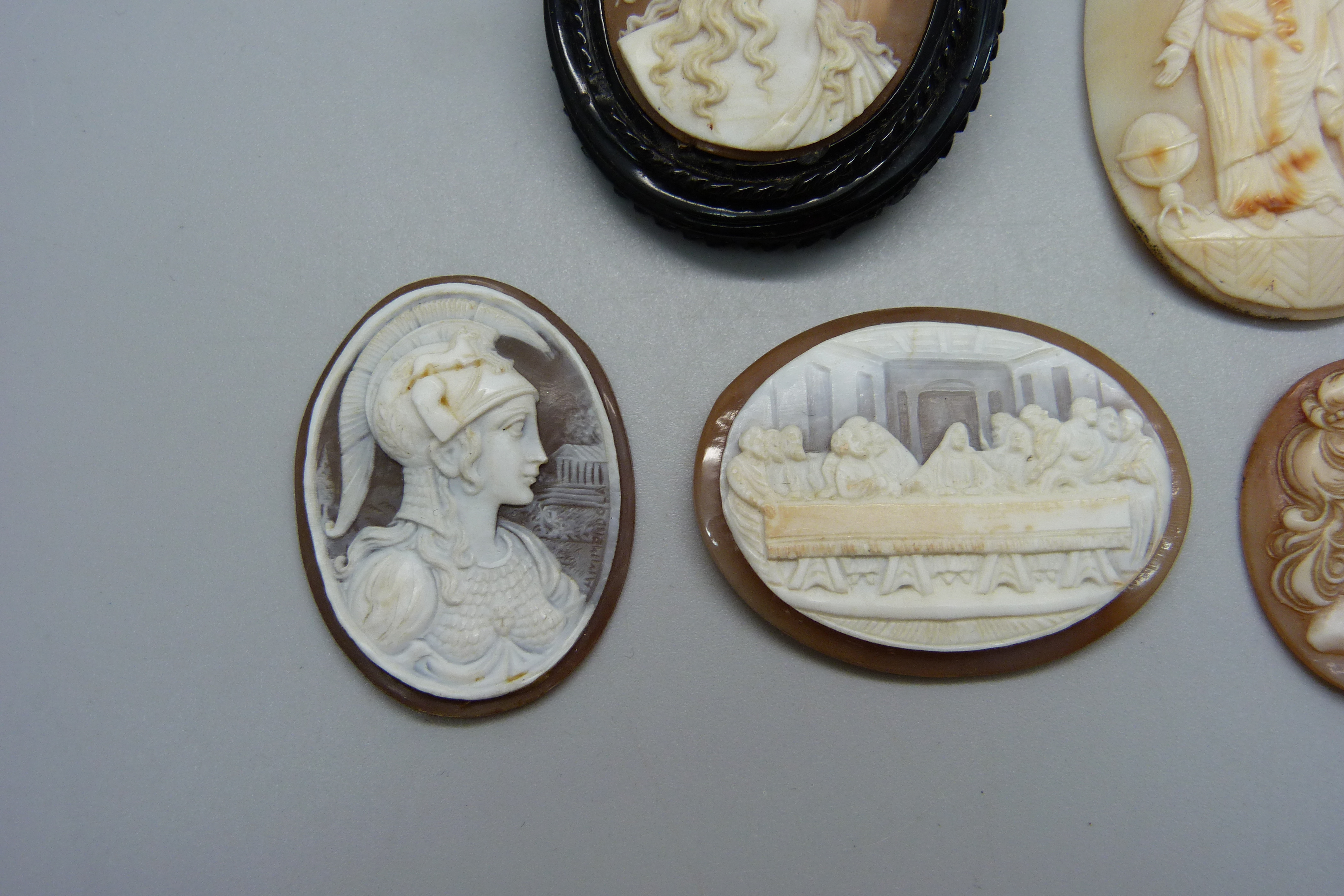 A cameo brooch and four unmounted carved cameos including The Last Supper - Image 2 of 5