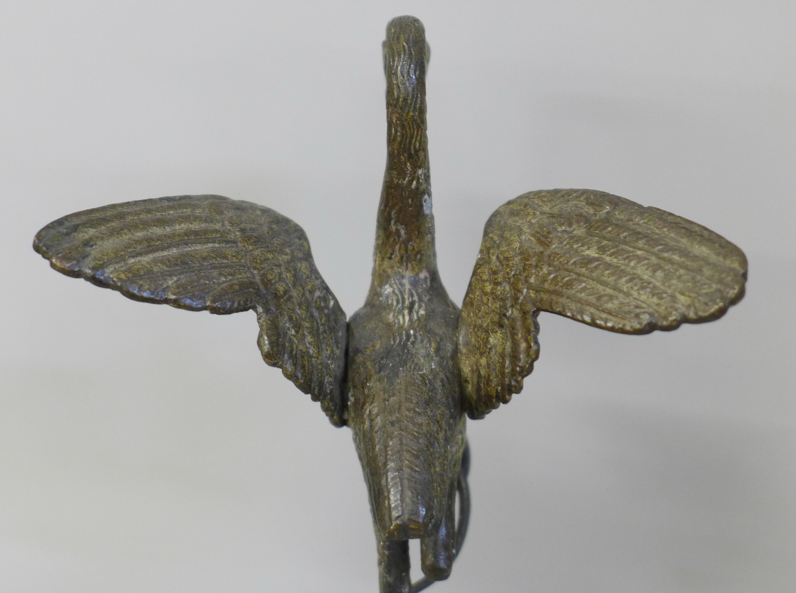 A bronze model of a bird standing on a turtle, on a quartz base - Image 3 of 4