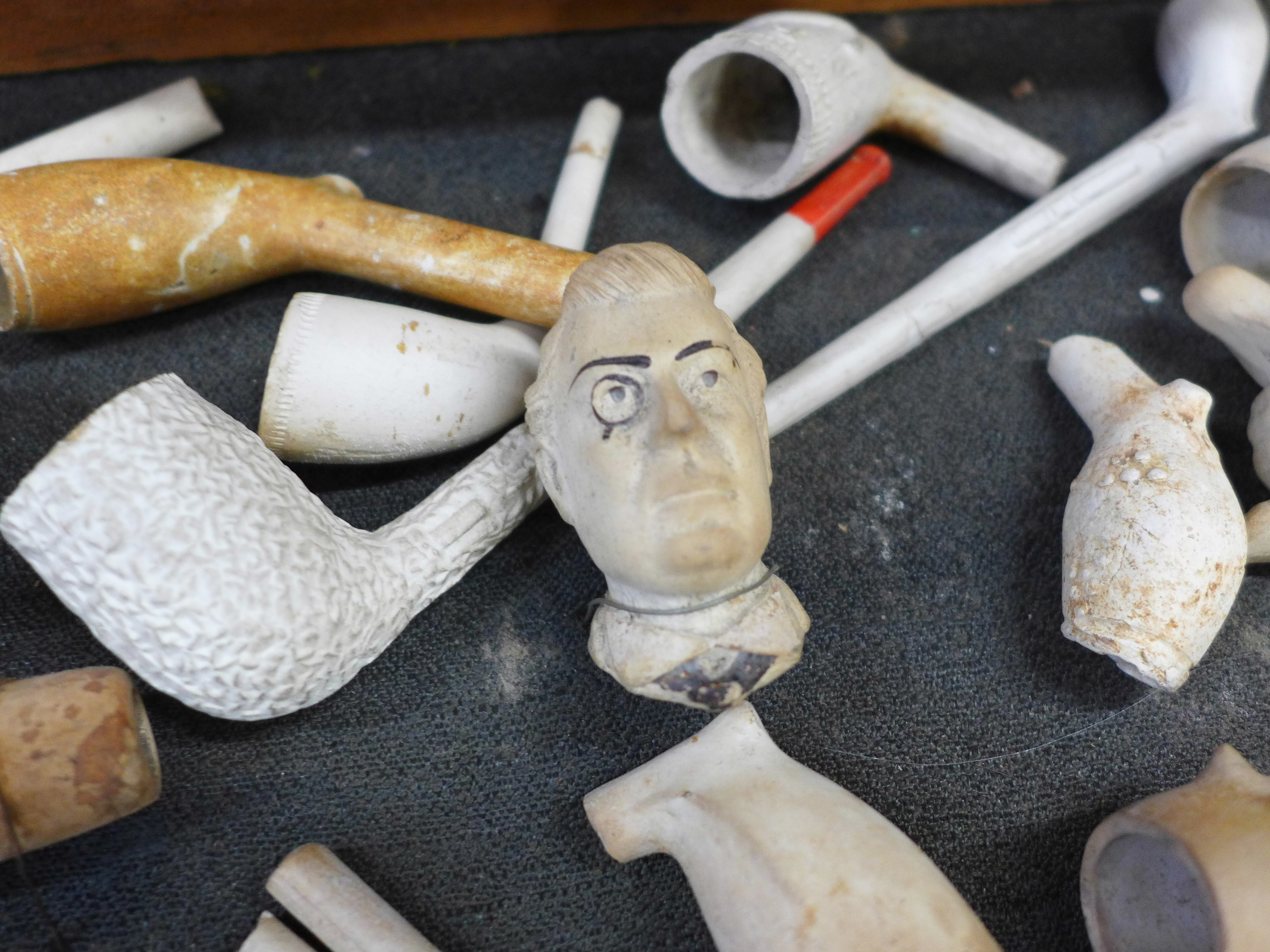 A box of clay pipes - Image 3 of 6