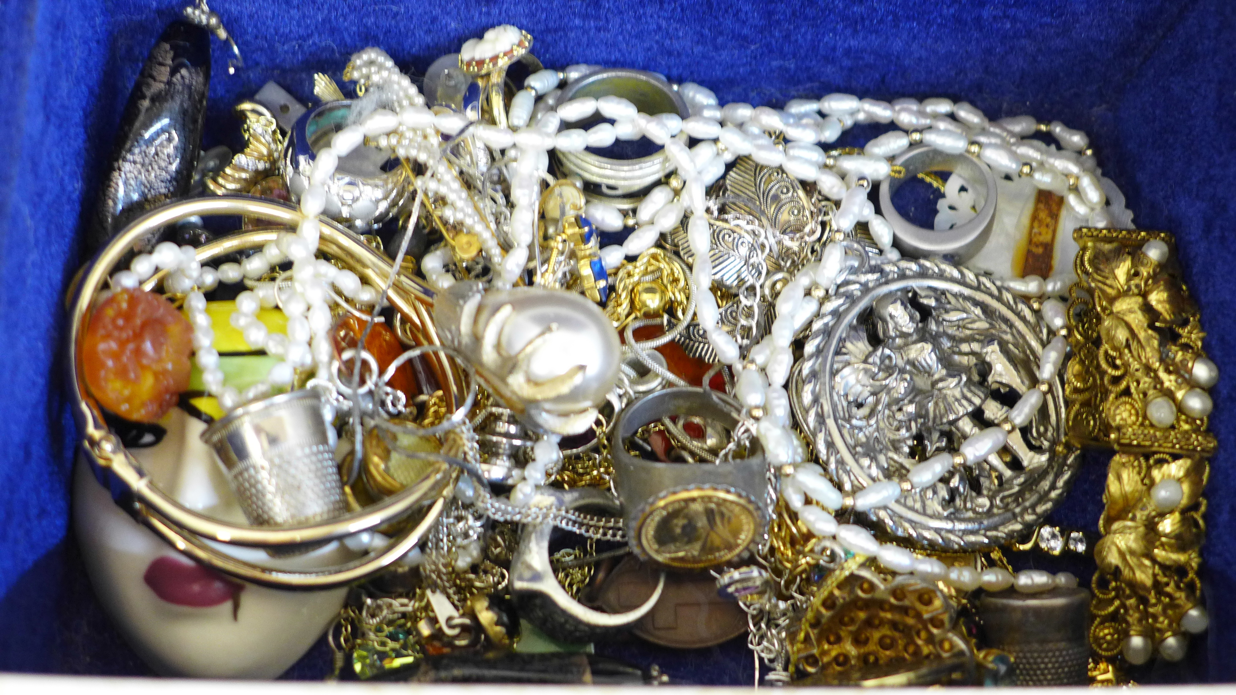 A box of costume jewellery - Image 2 of 3