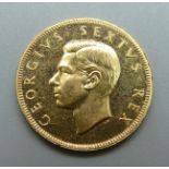 A South Africa 1952 £1 gold coin, 8g