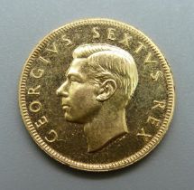 A South Africa 1952 £1 gold coin, 8g