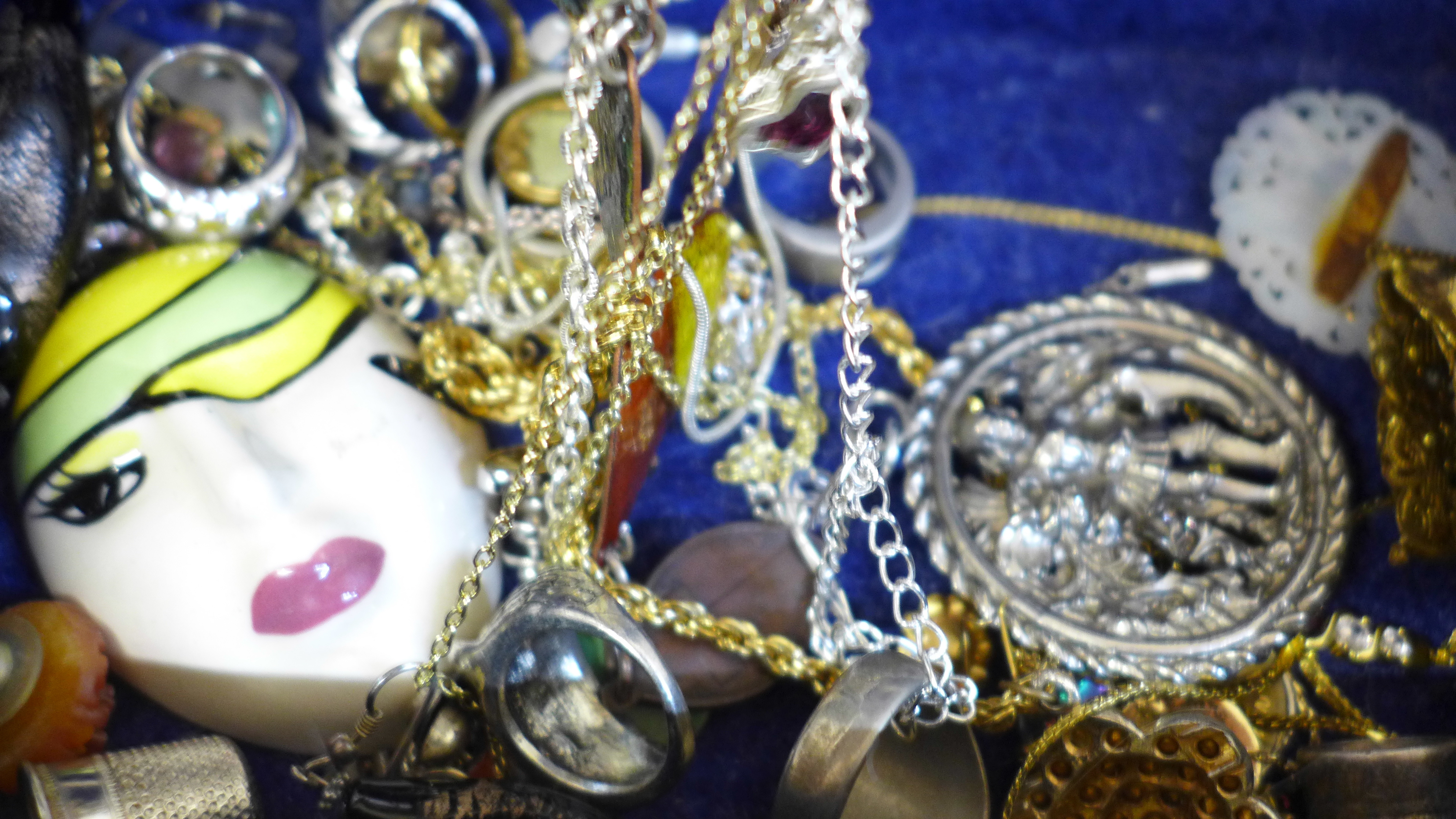 A box of costume jewellery - Image 3 of 3
