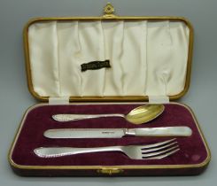A cased three piece silver christening gift set, Sheffield 1952, total weight 83g