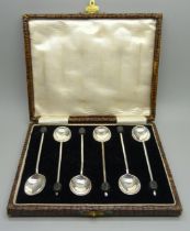 A set of six silver coffee bean spoons, Sheffield 1915, cased, 45g