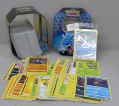 30 Holo/reverse holo 300 common/uncommon/rare Pokemon cards