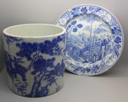 A Chinese blue and white pot and a blue and white plate, both a/f