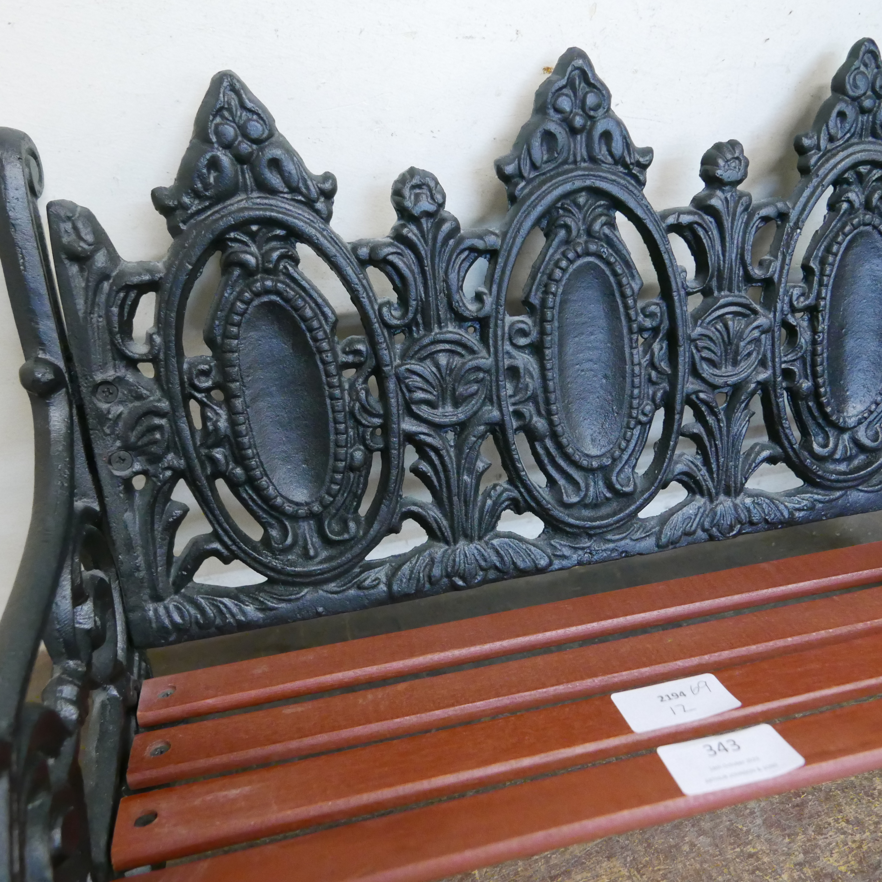 A miniature cast iron and wooden garden bench - Bild 2 aus 2