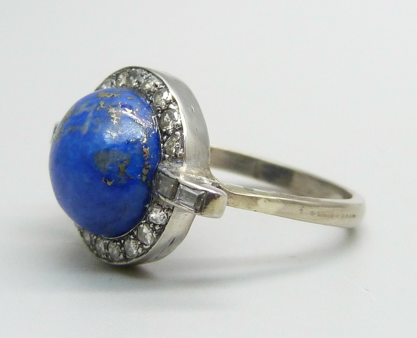 An 18ct gold, Art Deco lapis lazuli and paste ring, 6.8g, T - Image 2 of 4