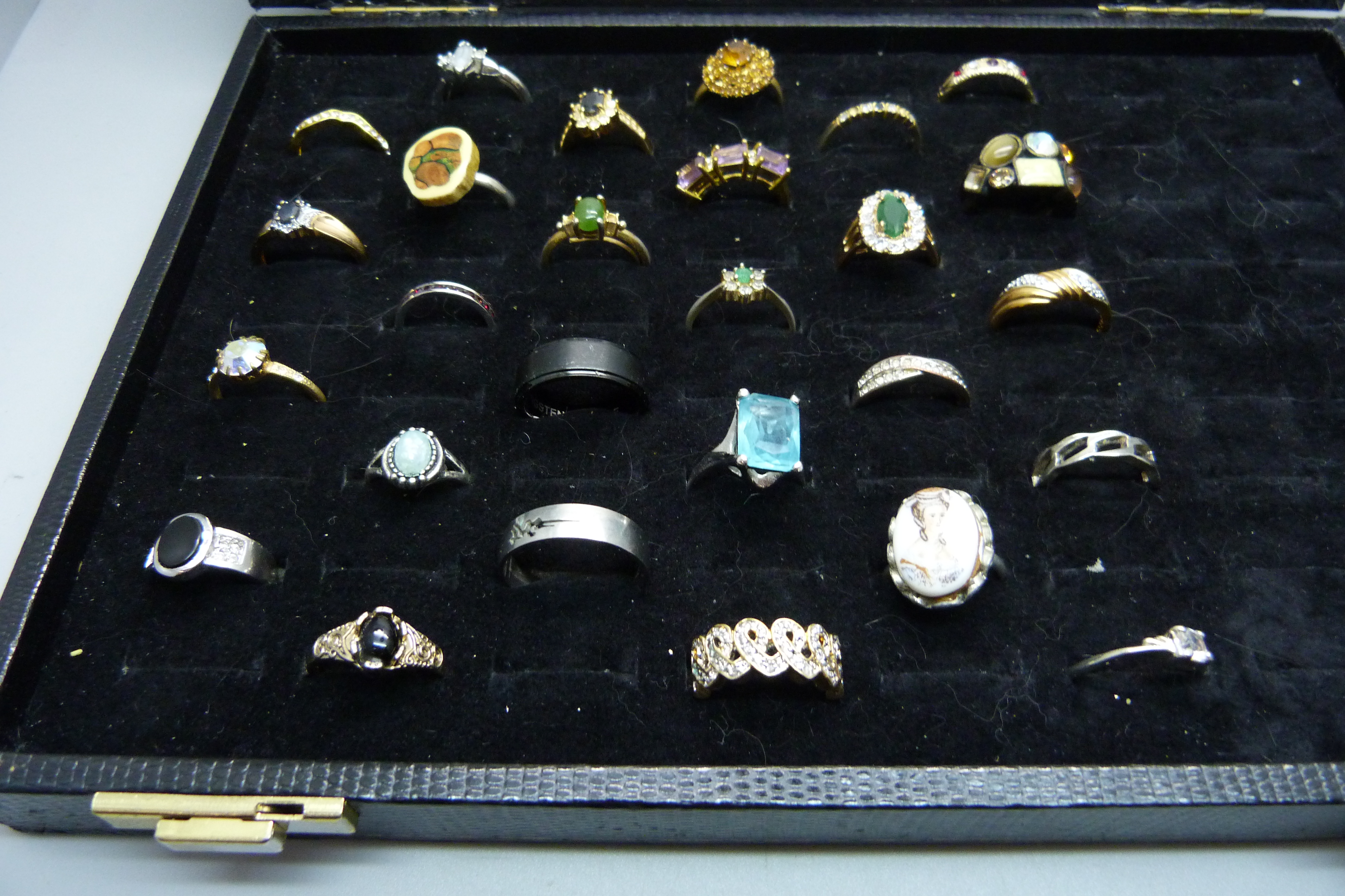 A ring tray/box with twenty-seven costume rings - Image 3 of 3