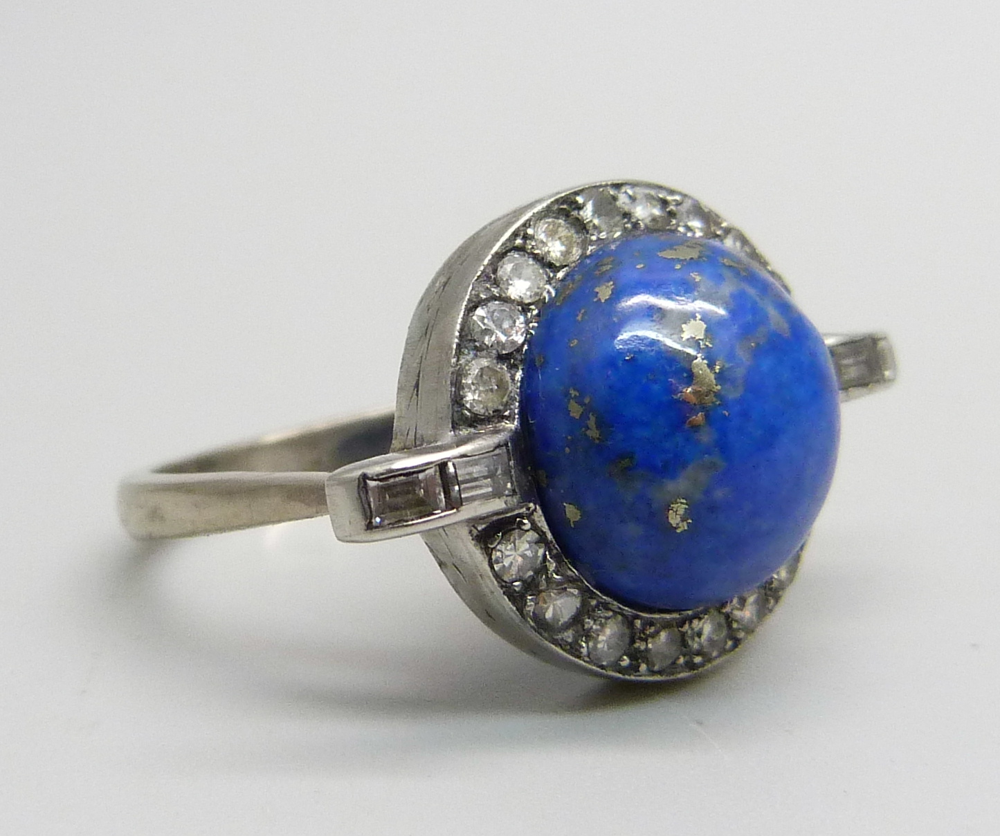 An 18ct gold, Art Deco lapis lazuli and paste ring, 6.8g, T - Image 4 of 4