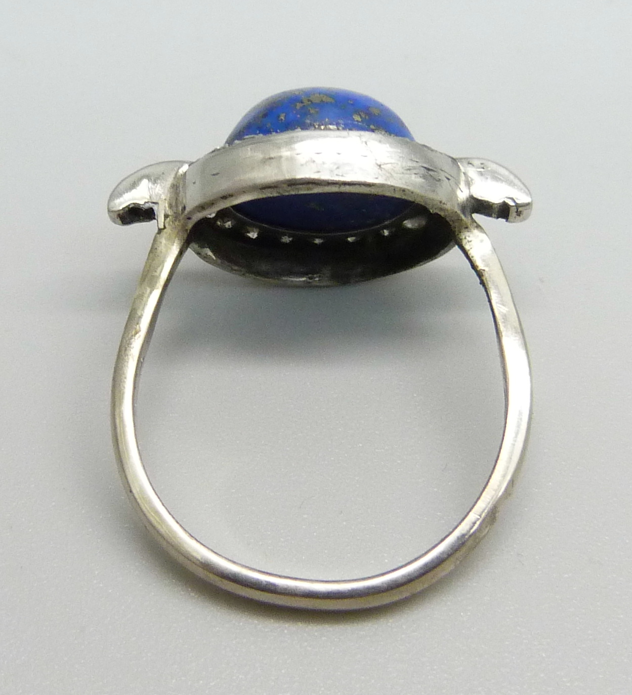 An 18ct gold, Art Deco lapis lazuli and paste ring, 6.8g, T - Image 3 of 4