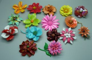 Sixteen large colourful vintage enamelled brooches, one a/f