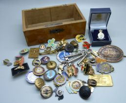 Assorted badges, buttons, medallions, including a HM Armed Forces Veteran brooch and railway related