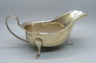 A silver sauce boat, 150g