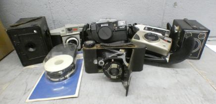 A collection of cameras including Kodak and Halina **PLEASE NOTE THIS LOT IS NOT ELIGIBLE FOR
