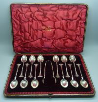 A set of twelve late Victorian silver spoons with sugar bows, Birmingham 1899, 162g, case a/f