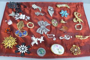 Twenty-eight costume brooches