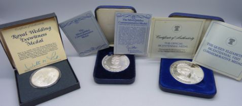 Three silver proof coins, a 1976 Queen Elizabeth II Bicentennial Visit Commemorative Medal, 1977