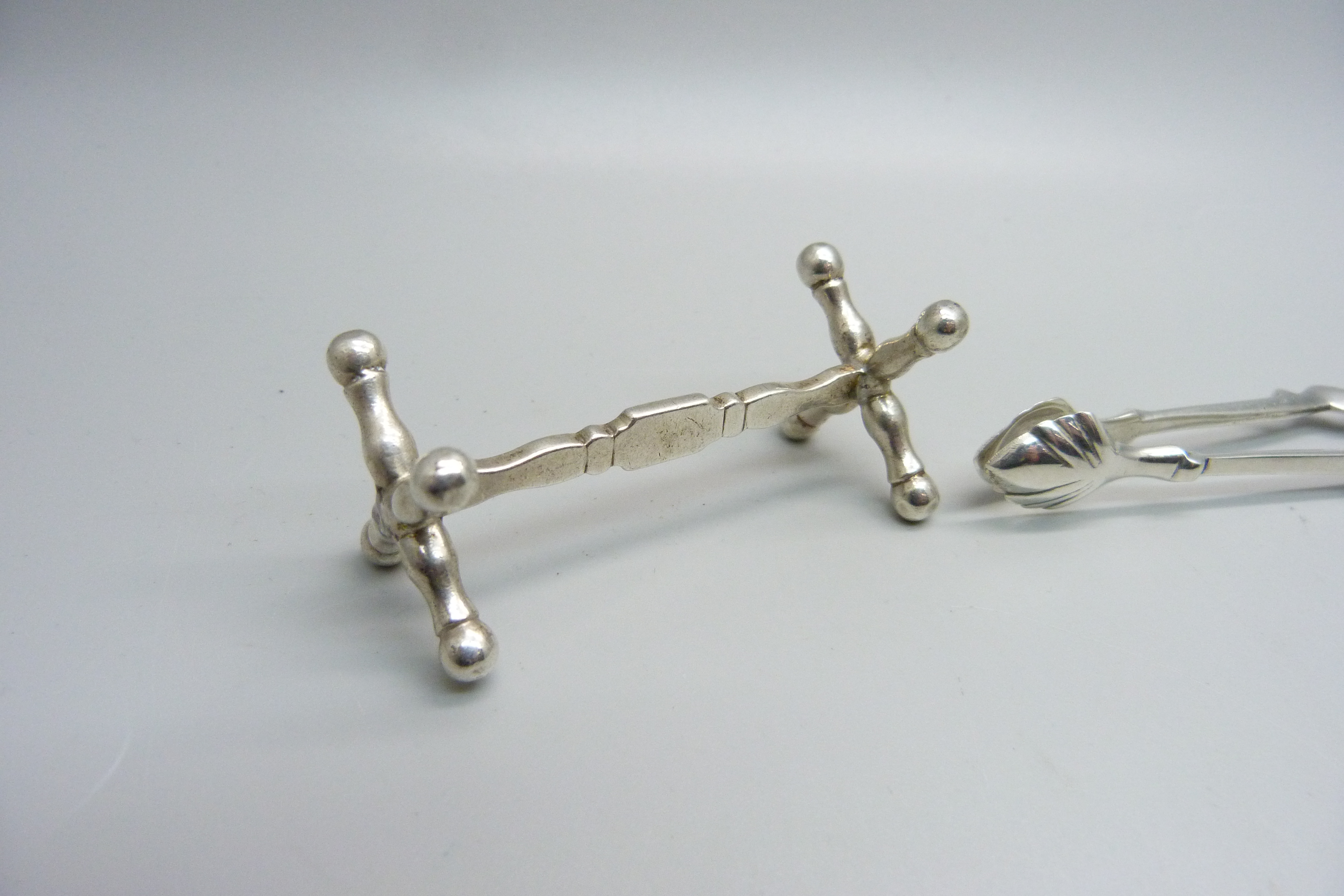 A pair of George IV silver knife rests, London 1824, Abstinando King, and a pair of Georgian style - Image 3 of 6