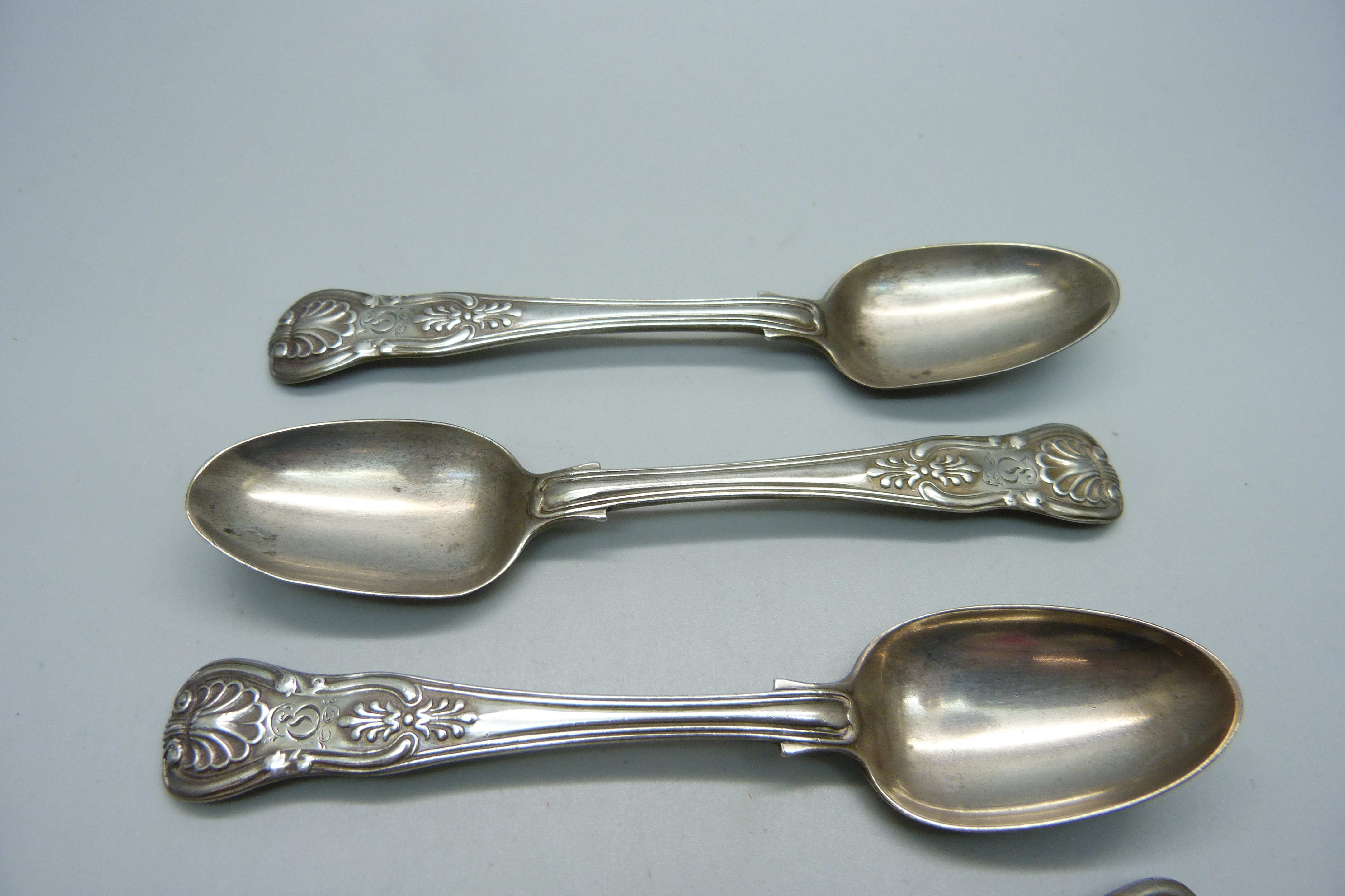 A set of six Victorian silver spoons, William Eaton, London 1843, 206g - Image 3 of 5