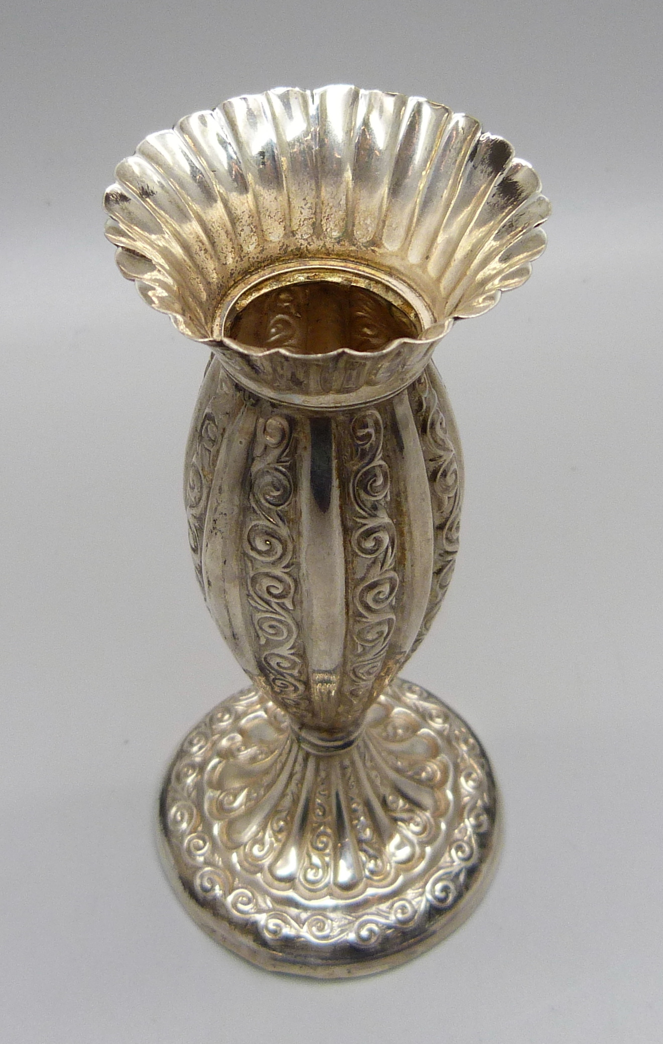 An embossed silver bud vase, 40g, 11cm - Image 3 of 5