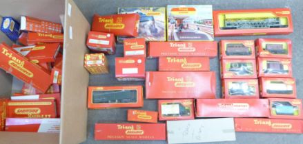 A box of 00 gauge Tri-ang Railways including assorted wagons, rolling stock, track, outbuildings,