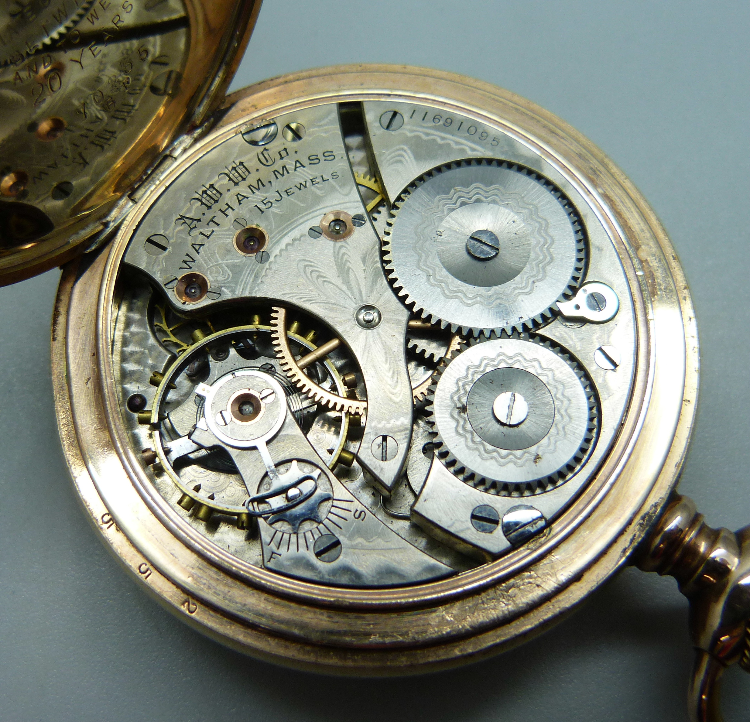 A Waltham top-wind pocket watch in a 10ct rolled gold case, case back bears monogram - Bild 6 aus 6