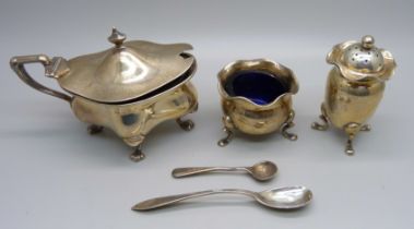 Three silver condiments and two silver spoons, 157g, (spoons a/f)